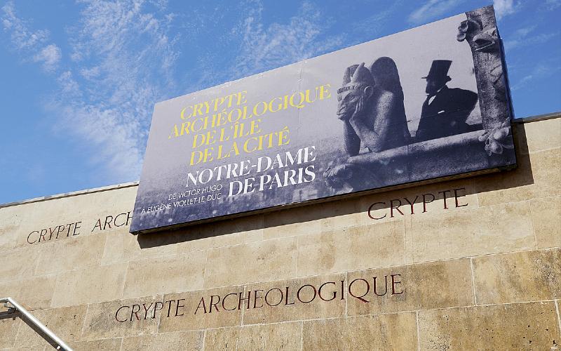Crypte archéologique sous le Parvis Notre-Dame révélant les fondations antiques de Paris